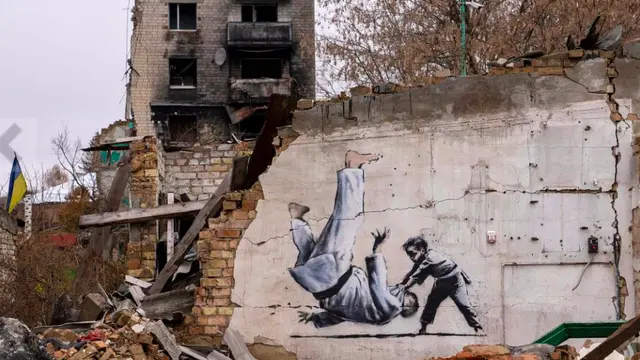 Menelusuri Jejak Seniman Misterius Banksy, Merespon Isu Global Lewat Mural